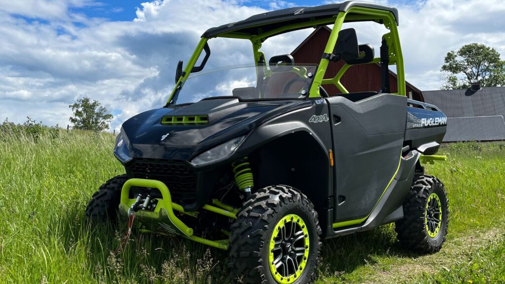 UTV i en hage en fin svensk sommardag