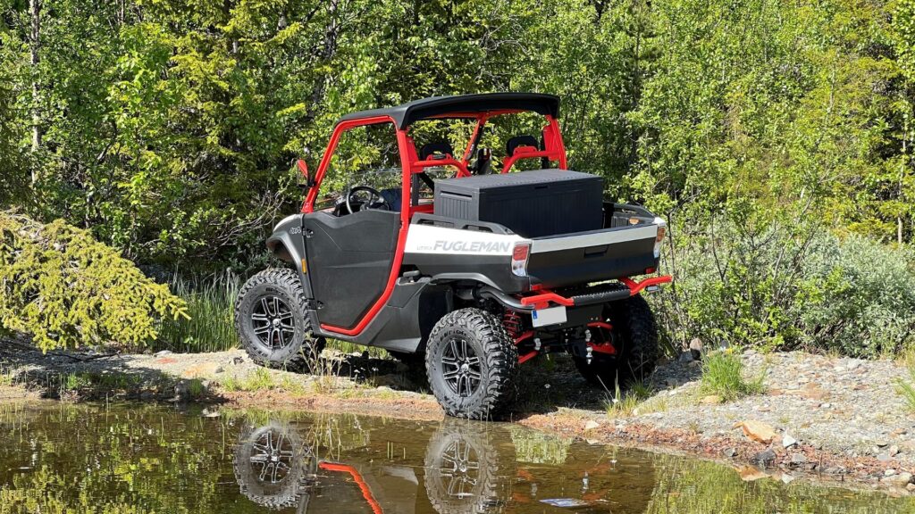 Segway Fugleman UTV. Sommar i Sverige vid en sjö.