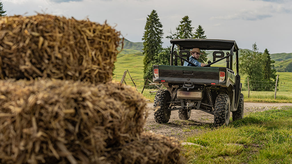 Segway Fugleman UT6 framför höbalar